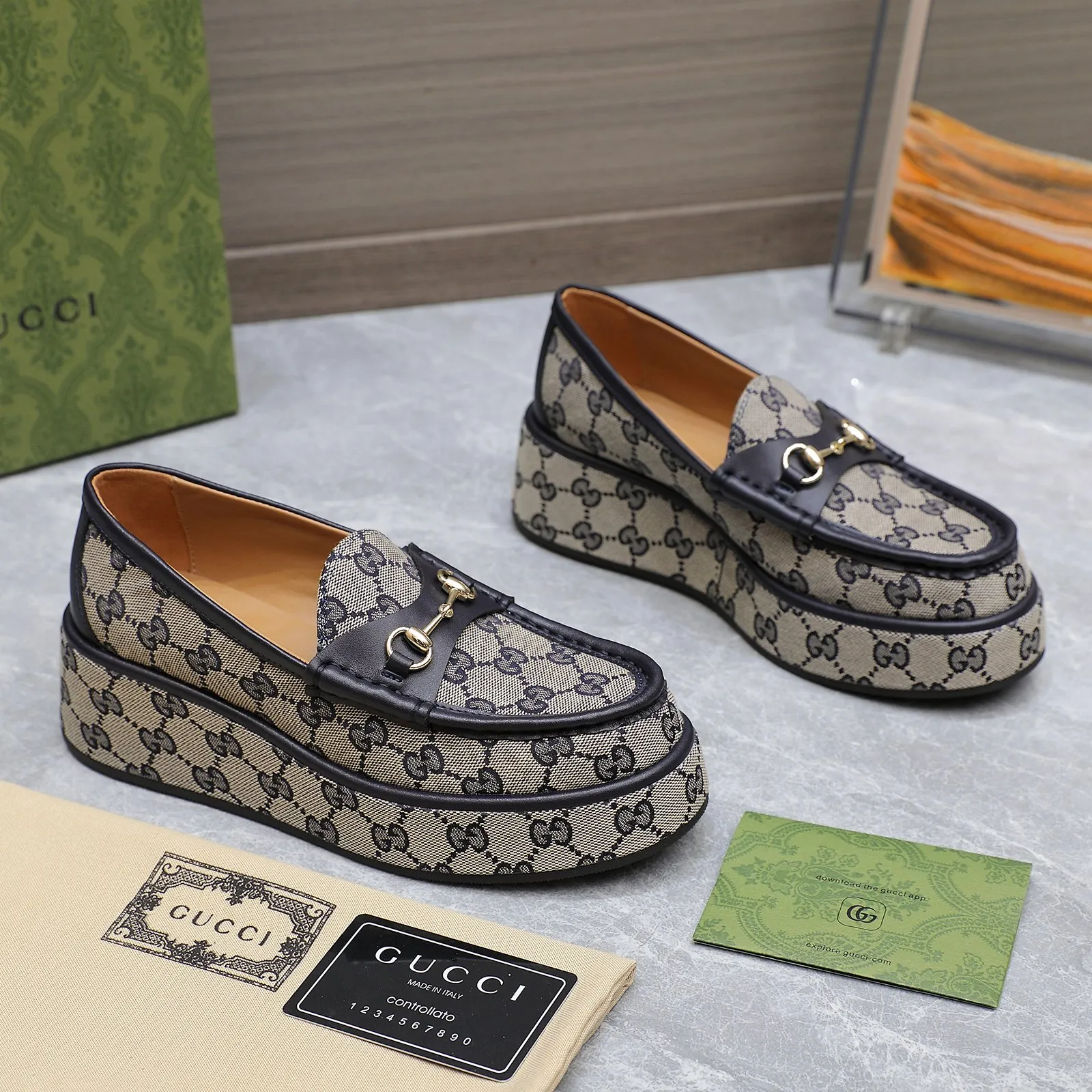 👟👟Ex-factory price 680👟👟 ⚡️The highest version 🔥🔥🔥💯💯💯 ⚡️2024 counter latest model ⚠️original replica ⚡️ Gucci’s latest popular wedge platform shoes - available simultaneously at counters Authentic European style, perfect on the feet💃💃When worn with this shoe, it is elegant and crystal clear. Regardless of the materials of the accessories, they are all customized 1:1. You must go to get the original version. The entire series is full of exciting and beautiful elements. ❶ Upper: cowhide/double G embroidered texture ❷ Inner lining: sheepskin ❸ Feet: sheepskin ❹Outsole: Imported from Italy ❺ Water platform height: 3.5CM in front and 5.5CM in back ❻Packaging: Original full set of packaging ❼Number of codes: 35-42 (40.41.42 customization is not returnable)